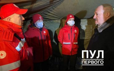 Александр Лукашенко и представители Красного креста