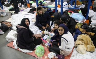 Мигранты в логистическом центре. Фото: ГПК