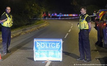 Спасатели вблизи места аварии поездов в Солсбери, 31 октября 2021 года