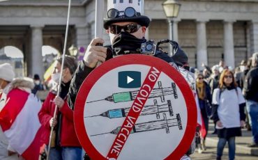 Протестующий против обязательной вакцинации от COVID-19 в Вене, Австрия   -   Авторское право  Lisa Leutner/The Associated Press