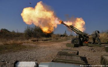 Пророссийские сепаратисты обстреливают позиции украинских войск в Донбассе (Фото из архива)