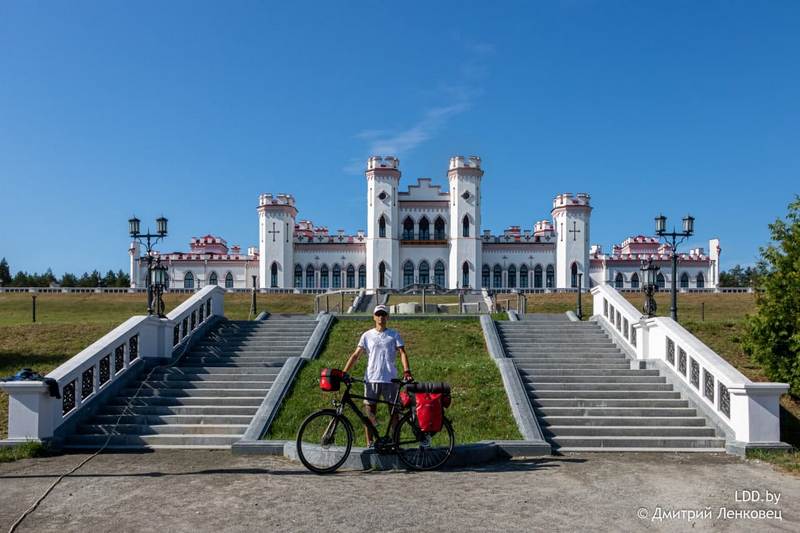 У Коссовского дворца