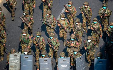 В феврале 2021 года в результате переворота власть в Мьянме захватили военные, в стране начались протесты / фото REUTERS