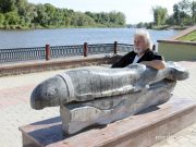 На набережной Пинска вьюну установлен памятник. Фото из архива МП