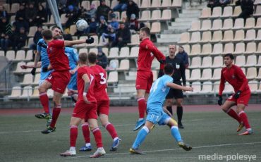 Фото используется в качестве иллюстрации. Играют «Волна»-«Барановичи»