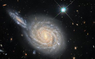 Галактика NGC 105 на снимке может столкнуться с соседней, но это лишь оптическая иллюзия / фото ESA/Hubble & NASA, D. Jones, A. Riess et al.