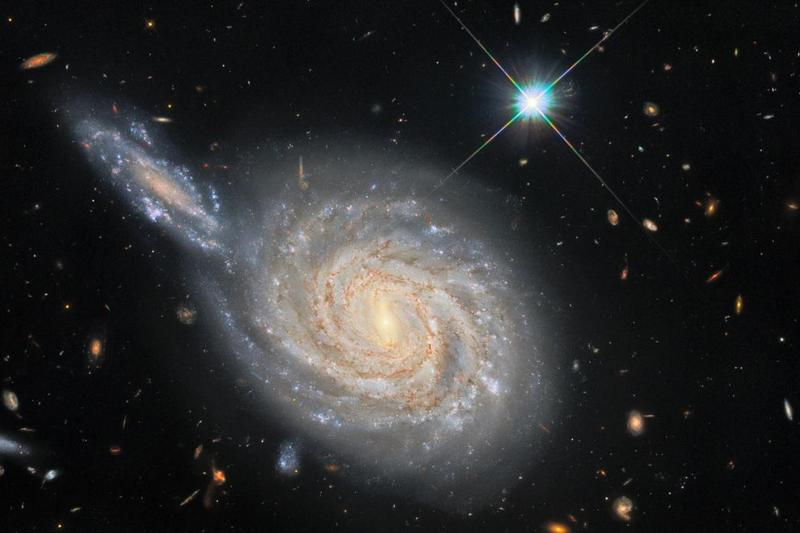 Галактика NGC 105 на снимке может столкнуться с соседней, но это лишь оптическая иллюзия / фото ESA/Hubble & NASA, D. Jones, A. Riess et al.