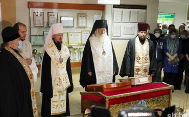 Экзарх всея Беларуси Вениамин и архиепископ Пинский и Лунинецкий Стефан во время посещения Лунинецкой центральной больницы 13 января