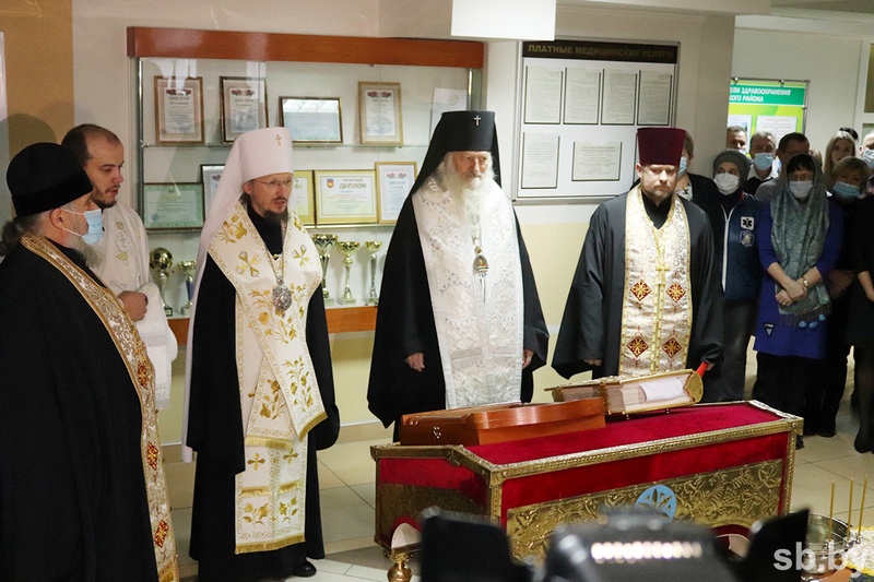 Экзарх всея Беларуси Вениамин и архиепископ Пинский и Лунинецкий Стефан во время посещения Лунинецкой центральной больницы 13 января