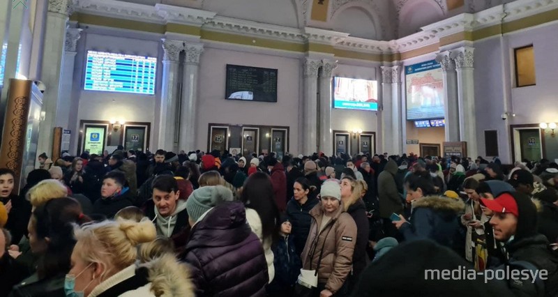 На вокзале во Львове не протолкнуться