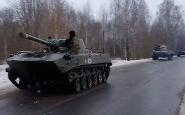 Колонна российской бронетехники. Скришот видео