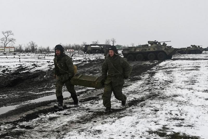 Россия продолжает стягивать войска / фото REUTERS