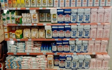 Так выглядел прилавок с мукой в магазине 