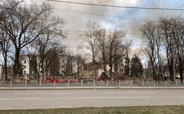 Мирные жители прятались в здании театра от бомбардировок / Фото REUTERS