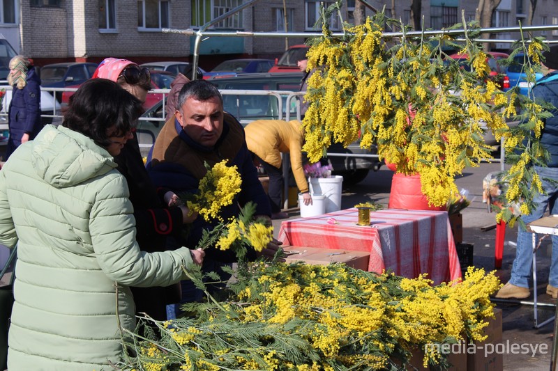 8 Марта в Лунинце. Фото из архива МП