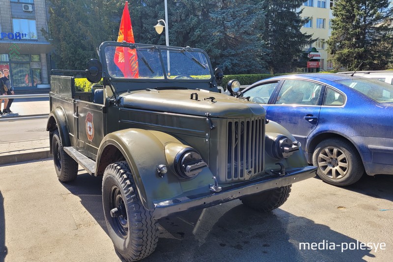 На стоянке припарковался ретро-автомобиль