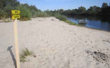 Разрешённые места для отдыха обозначены табличками. Фото заказника