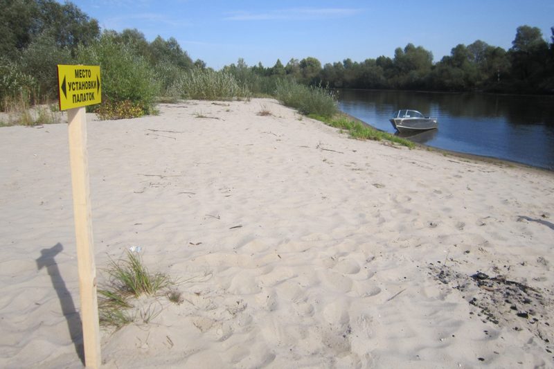 Разрешённые места для отдыха обозначены табличками. Фото заказника