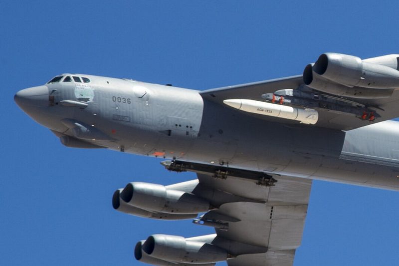 Прототип ракеты AGM-183A на подвесе B-52. U.S. Air Force photo by Christopher Okula