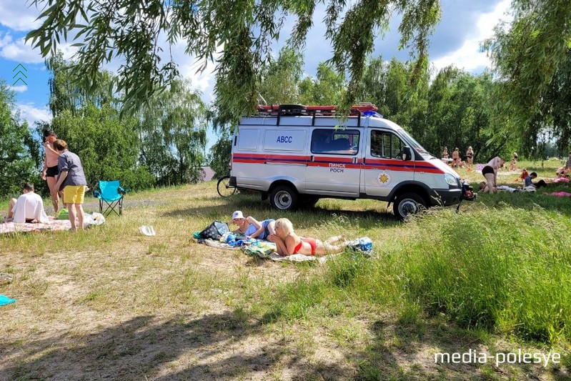 В этом году каждый день на берегу озера дежурят спасатели