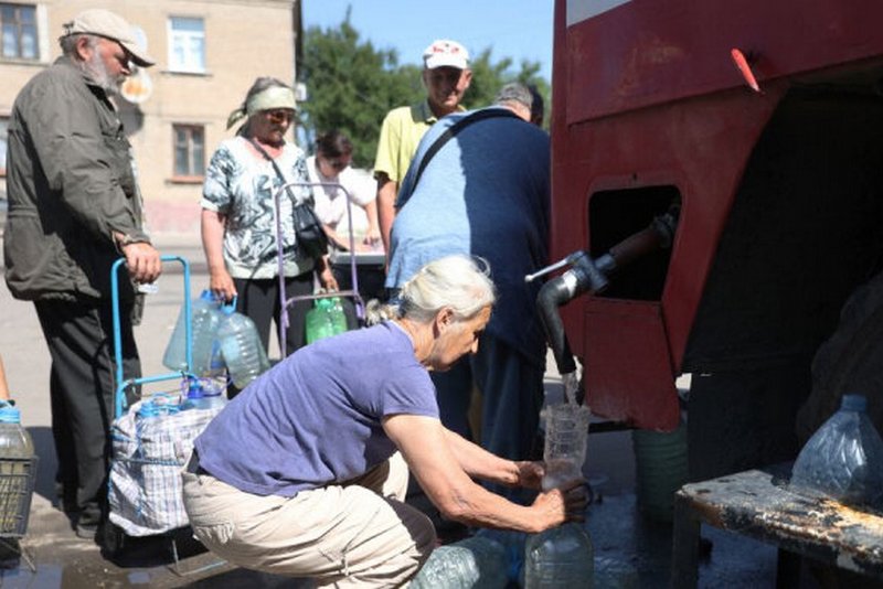 Жители Лисичанска набирают воду 21 июня 2022 года. Фото: Getty Images