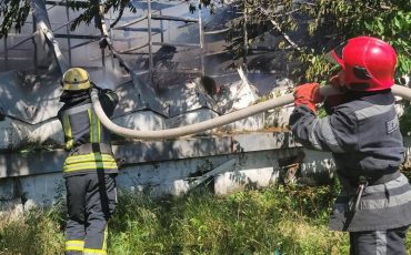 На месте попадания возник пожар. Фото ОК 