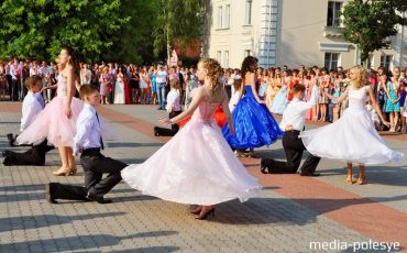 Выпускной в Лунинце, 2015 год. Фото из архива МП