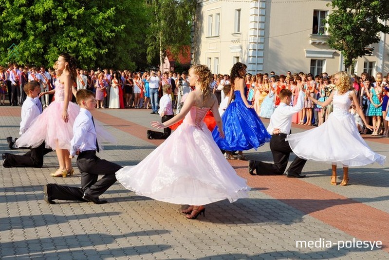 Выпускной в Лунинце, 2015 год. Фото из архива МП