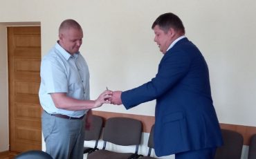 Удостоверение начальника Юрию Арсеновичу вручил председатель областного комитета ведомства Ян Венскович