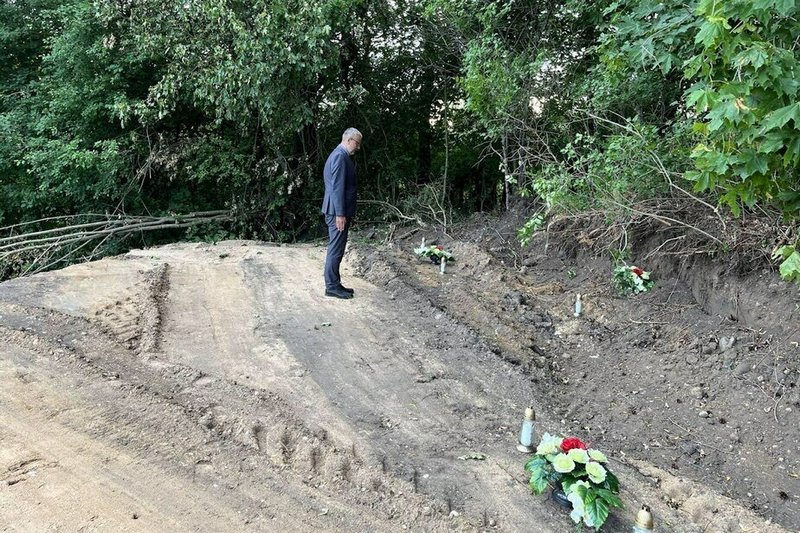 Глава польской дипмиссии в Беларуси посетил разрушенные захоронения в Микулишках