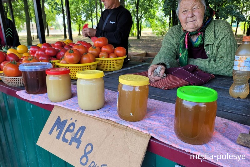 Естьв продаже и мёд. Очень вкусный