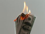 Горящие доллары. Фото: @jpvalery, unsplash.com