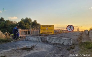На свой страх и риск велосипедисты продолжают ездить по старому мосту