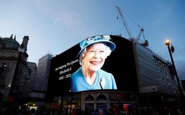 Изображение королевы Елизаветы на площади Пикадилли после официального объявления о смерти королевы Елизаветы II, Лондон, Великобритания, 8 сентября 2022 года. Фото: Reuters