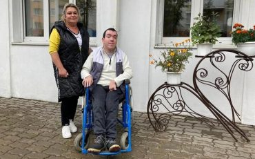 Владислав Рябич с матерью. Фото: Intex-press.by