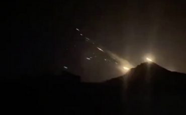 Скриншот видео обстрела из РСЗО на армяно-азербайджанской границе
