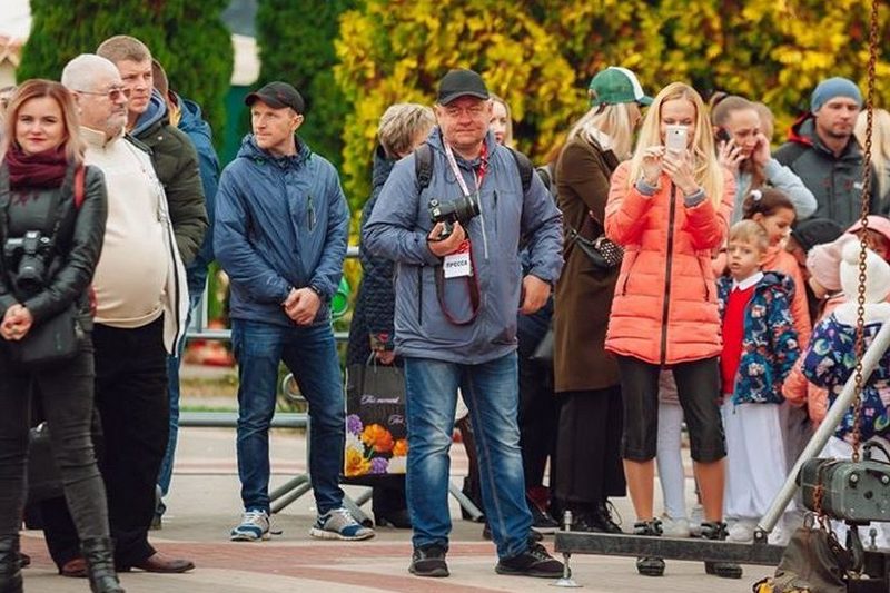 Василий Мацкевич снимает фоторепортаж на празднике города, 2019 год. Фото из группы «Во-первых, я из Пинска»