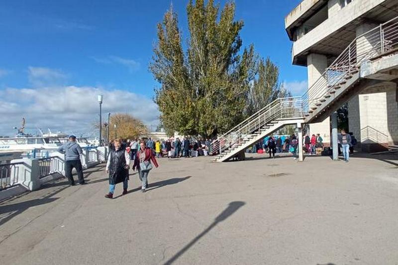 Люди в очереди на эвакуацию. Фото публикует в своем телеграм-канале первый заместитель председателя Херсонского областного совета Юрий Соболевский