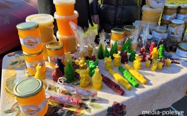 На ярмарке был большой выбор мёда. Цены начинаются от 9 рублей