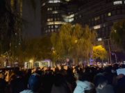 3-е кольцо, Пекин. Пустая белая бумага в руках символизирует их протест против цензуры в Китае. Скриншот видео