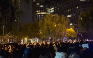 3-е кольцо, Пекин. Пустая белая бумага в руках символизирует их протест против цензуры в Китае. Скриншот видео