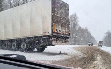 На трассе Могилев—Бобруйск фура вылетела в кювет, 26 ноября. Фото: паблик «Авто Могилев»