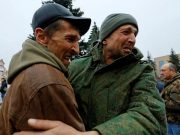 Военнослужащий обнимает своего брата после обмена пленными между Украиной и Россией, город Амвросиевка, Донецкая область, оккупированная Россией территория Украины, 6 ноября 2022 года. Фото: Reuters