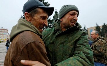 Военнослужащий обнимает своего брата после обмена пленными между Украиной и Россией, город Амвросиевка, Донецкая область, оккупированная Россией территория Украины, 6 ноября 2022 года. Фото: Reuters