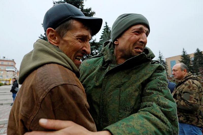 Военнослужащий обнимает своего брата после обмена пленными между Украиной и Россией, город Амвросиевка, Донецкая область, оккупированная Россией территория Украины, 6 ноября 2022 года. Фото: Reuters