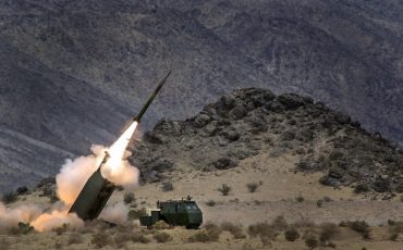 Запуск оперативно-тактической ракеты MGM-140 ATACMS из пусковой установки M142 HIMARS. Фота U.S. Marine Corps