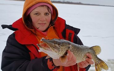 Кристина Ивашкевич словила на водохранилище Погост Пинского района щуку весом три килограмма. / Фото: Из архива рыбачки