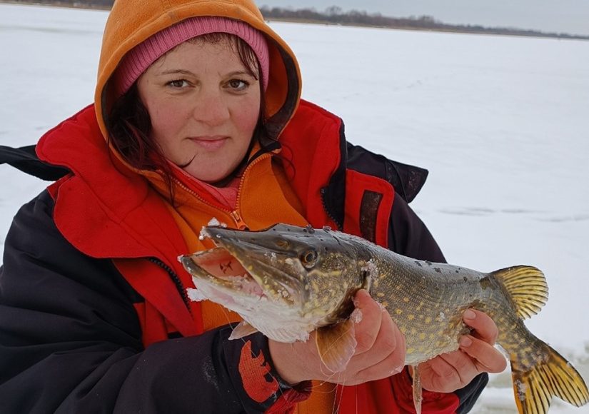 Кристина Ивашкевич словила на водохранилище Погост Пинского района щуку весом три килограмма. / Фото: Из архива рыбачки