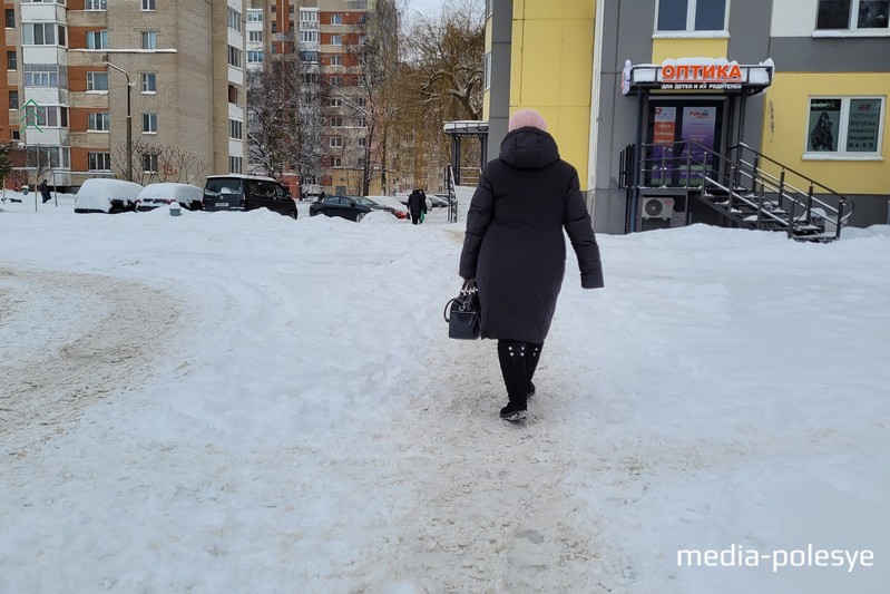 Дорожка во дворы утопает в снегу. Фото читателя