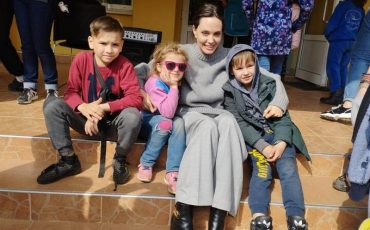 Анджеоина Джоли с украинскими детьми в Риме. Фото: facebook/kozytskyy.maksym.official